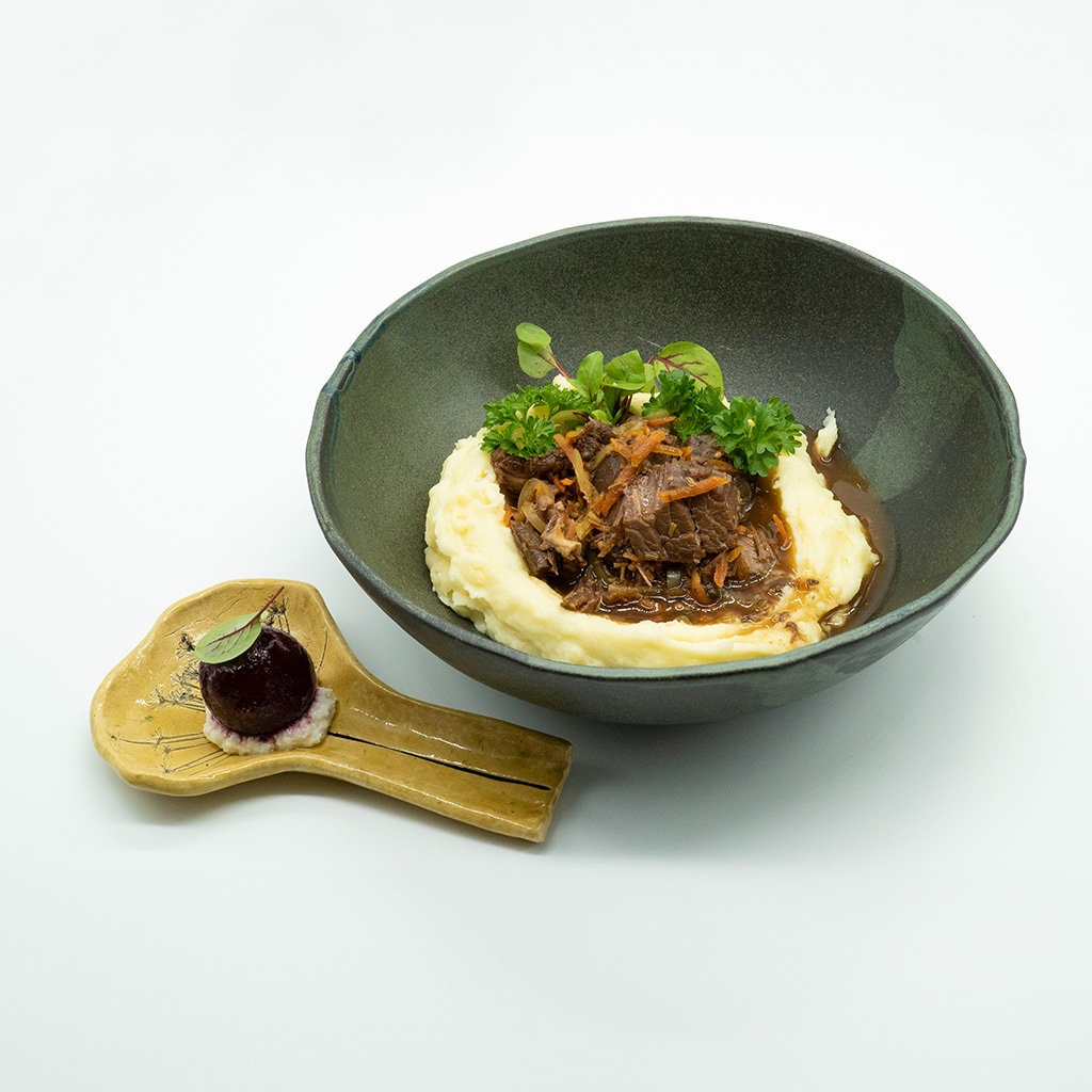 IARNA – Beef bourguignon cu piure de radacinoase